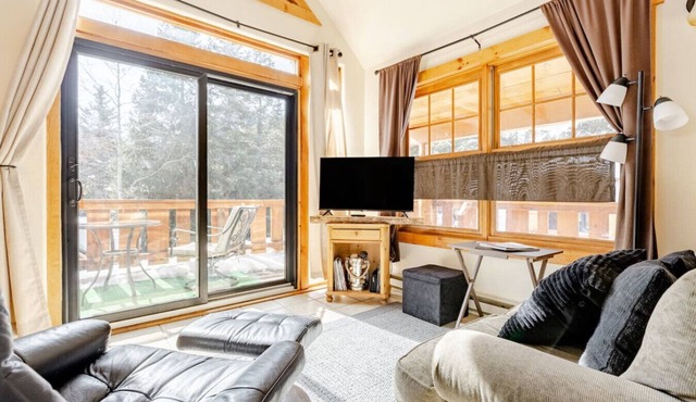 Cabin-Style Ski Home in Minturn with Private Deck