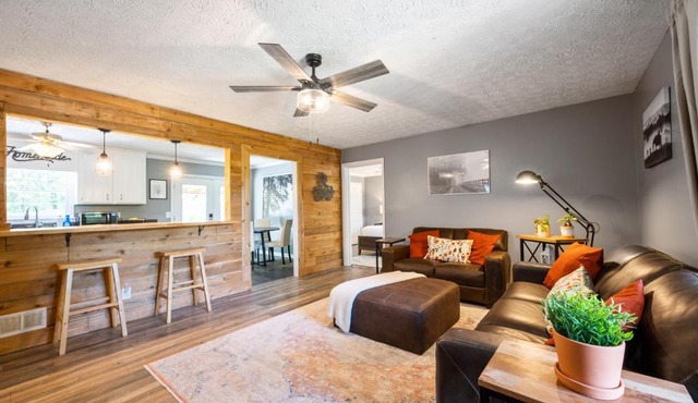 Cabin Style Stay With Hot Tub, Grill & Porch Swing