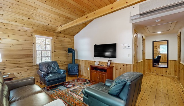 Cabin surrounded in nature walks, equipped with kitchen, fireplace, AC