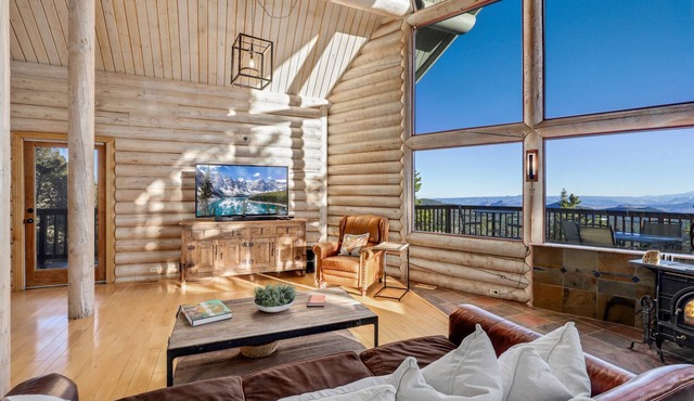 Cabin the Clouds Incredible Views, Private Hot Tub. Pets Welcome
