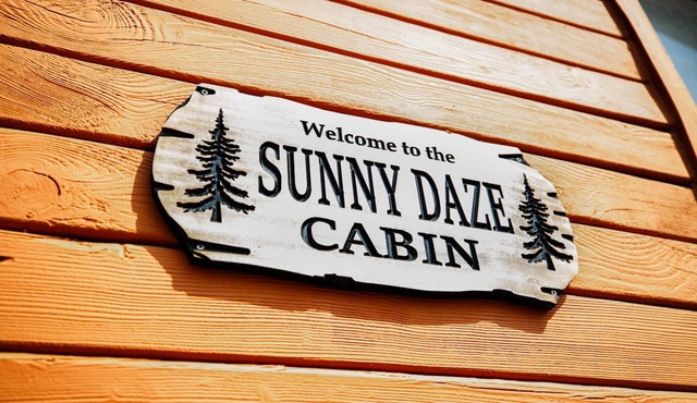Cabin - The Sunny Daze Cabin is a cozy log cabin located in the Heart of the Texas Hill Country