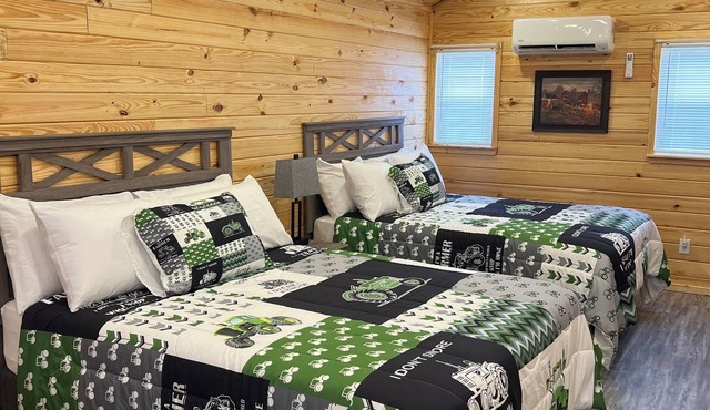 Cabin Unit 2 of 6 with 1 bedroom and WiFi, AC in serene Paige