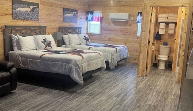 Cabin Unit 3 of 6 Called the Texan with WiFi and AC in serene Paige