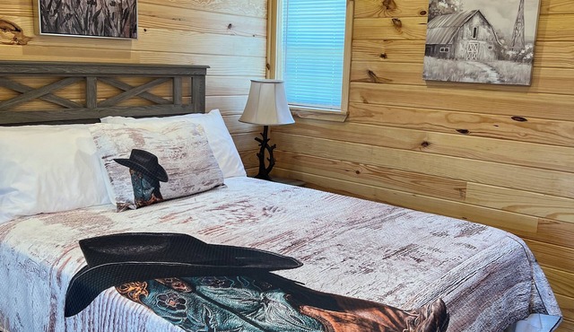 Cabin Unit 5 of 6 with AC and WiFi in serene Paige