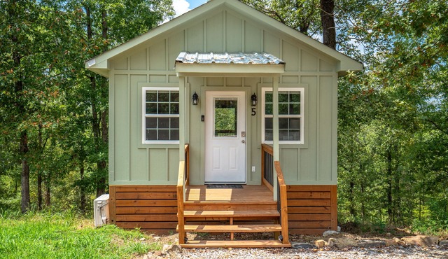 Cabin #5 @ Rock Creek Cabins! Pet Friendly! Minutes to Shopping & Dining!