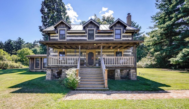 Cabin Vacation Rental ~ 8 Mi to Penn State!