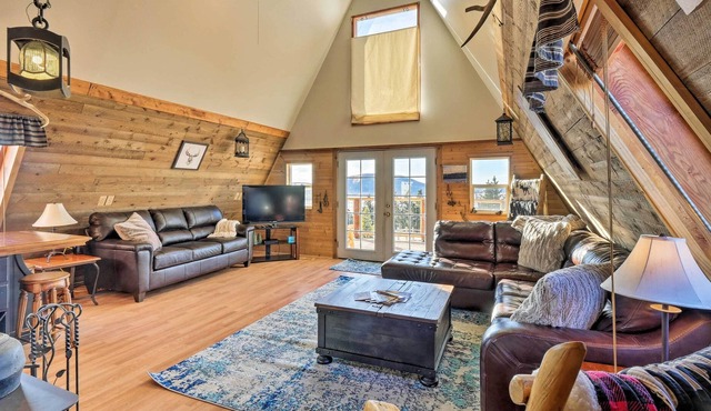 Cabin w/ 360° Mountain Views & 30 Miles to Breck!