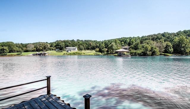 Cabin w/ Dock-Fire Pit-Hot Tub-Updated Kitchen-On Tellico Lake-Bat Creek Cove-Great for Families!
