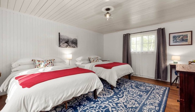 Cabin w/Double Queen & full Kitchen. Jacobson's Cottages