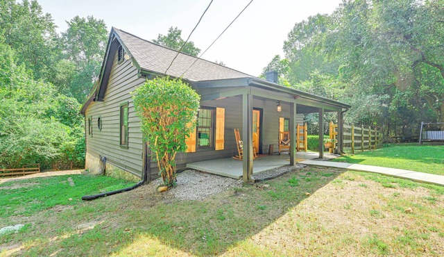 Cabin w/Fire Pit - 7 Mi to Downtown Carrollton!