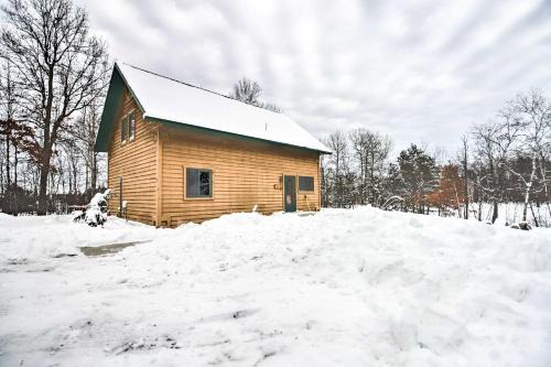 Cabin w/Fireplace < 1 Mile to Lakes + Golf