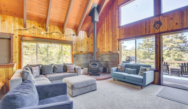 Cabin w/Game Room & 2 Decks in Lake Arrowhead!