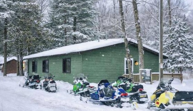 Cabin w/gas fireplace, playground& AuTrain Lk Access