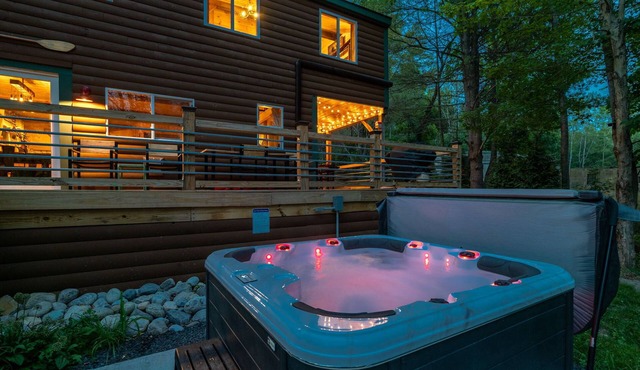 Cabin w/Hot tub, 35mi to Gore Mtn, 24 acres, fireplace, mtn views