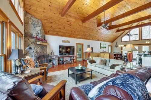 Cabin w/Hot Tub and WiFi: 4 Mi to Snowshoe Resort