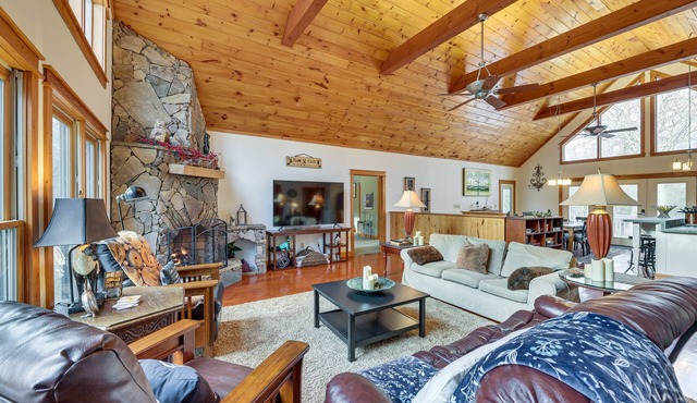 Cabin w/Hot Tub and WiFi: 4 Mi to Snowshoe Resort