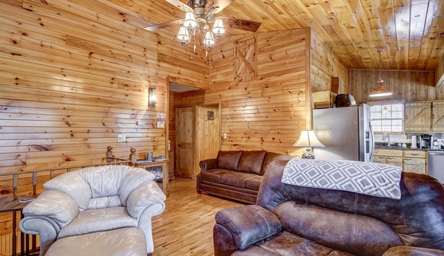 Cabin w/Hot Tub. Casino 18 miles, Free Pass to swimming beach. Fishing 4 miles