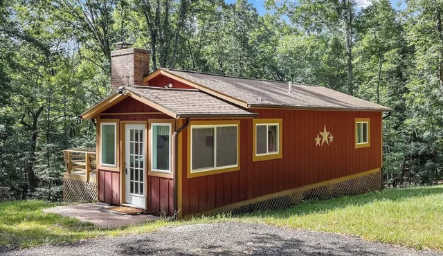 Cabin w/hot tub & deck grill