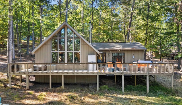 Cabin w/Hot Tub, Deck, FirePit & Resort Amenities