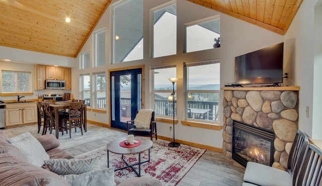 Cabin w/Hot Tub & Fire Pit: 2 Mi to Cle Elum Lake