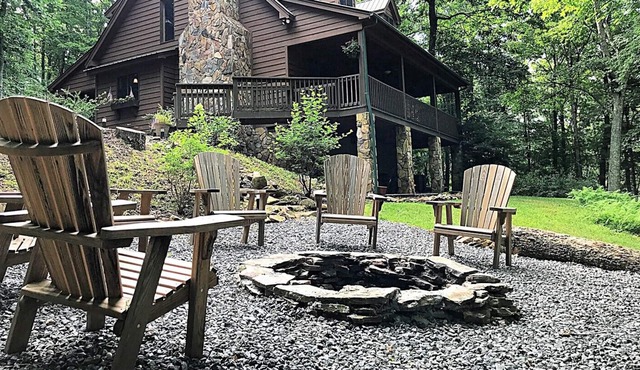 Cabin w/HotTub,Firepit,Pool Table,Pet Friendly,Central AC,WIFI,Gas Frpl,Deck