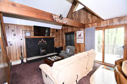Cabin w/Jacuzzi, W&D, Pool, Fitness, Lake & More.