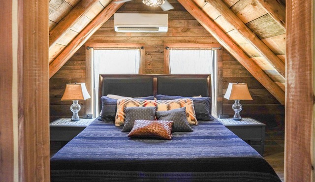 Cabin w modern upgrades next to the BEST wine, stars, peace, hot tub, relax