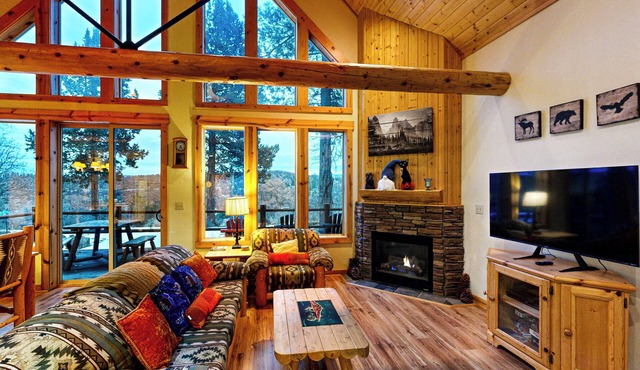 Cabin w/Mountain Views & Shared Pool & Hot Tub