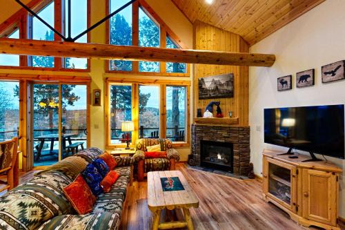 Cabin w/Mountain Views & Shared Pool & Hot Tub