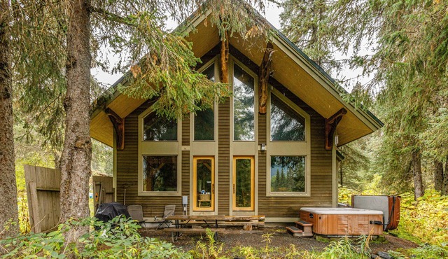 Cabin w/private hot tub, gourmet kitchen, handcrafted wood details, near skiing