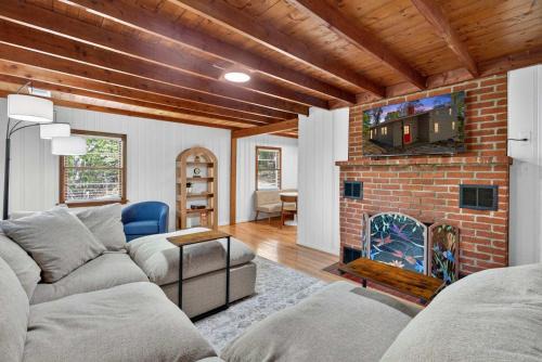 Cabin w River Access Fire Pit Grill WiFi & More