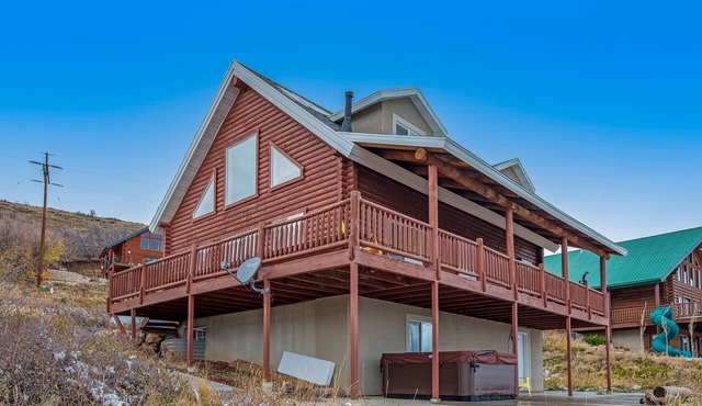 Cabin w/Scenic Views, W/D, Central AC, WiFi, Deck, Ping-Pong, and Gas Grill