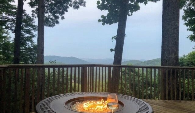 Cabin w/Views, Jacuzzi Bathtub, Fireplace, Screened Porch, Outdoor Hot Tub