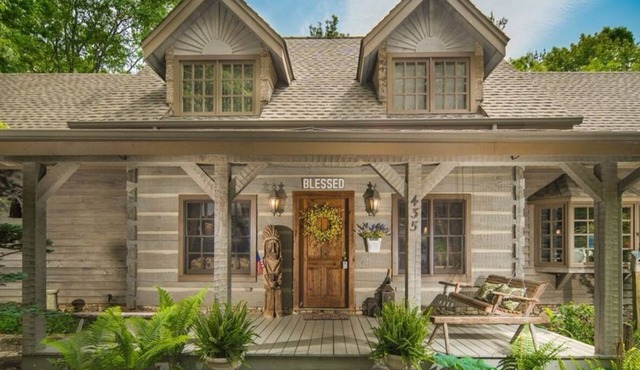Cabin with 4BR/3BA and Queen Sofa where there’s something for all ages to enjoy!