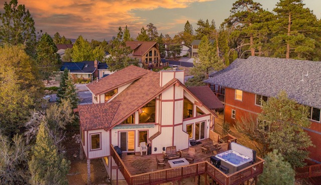 Cabin with a Million Dollar View! Game room, Pool table and Hot tub!