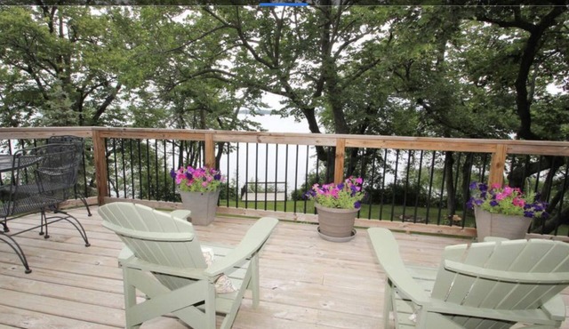 Cabin with amazing views, prime location and privacy! 3 bedrooms 2 bathrooms
