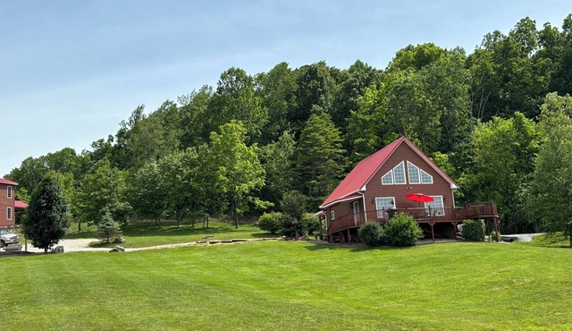 Cabin with amazing views & fully stocked pond for fishing minutes from Patoka