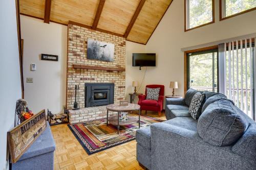 Cabin with Deck about 3 Mi to Apple Valley Lake!