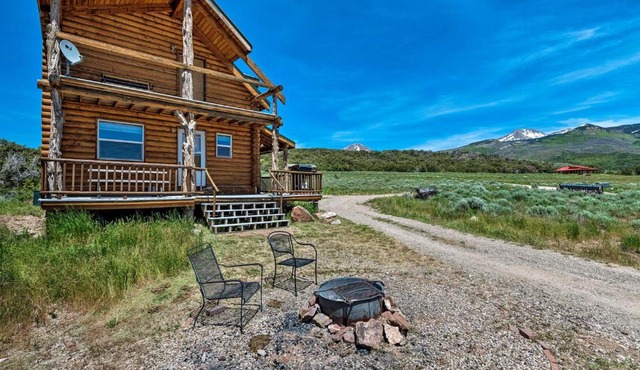 Cabin with Fire Pit, Views and BBQ 18 Mi to Moab!