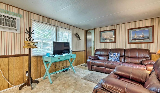Cabin with Fire Pit, Walk to Steinhatchee River!