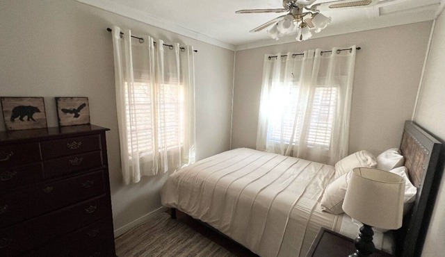 Cabin with firepit,close to great hiking trails,7 min to the lake. Pet- Friendly