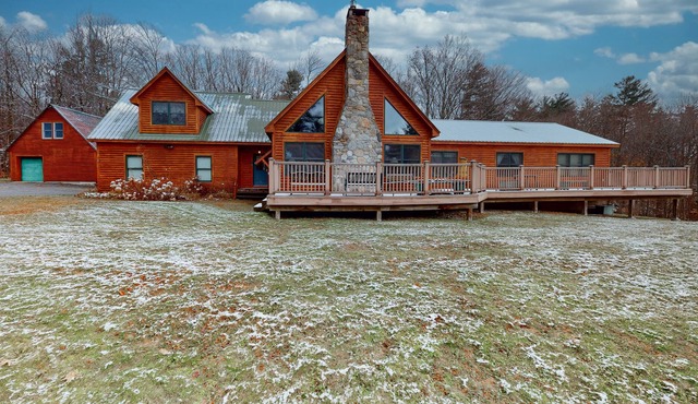 Cabin with gas fireplace, private washer/dryer, central AC, cable & fast WiFi