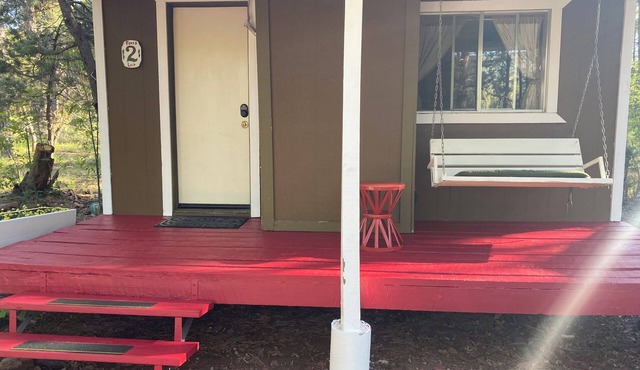 Cabin with Gas Fireplace, Kitchen, Porch Swing, comfy Queen bed
