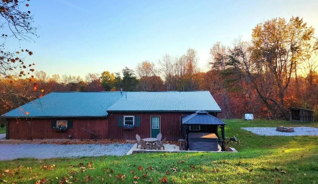 Cabin with Hot Tub~Firepit~Games