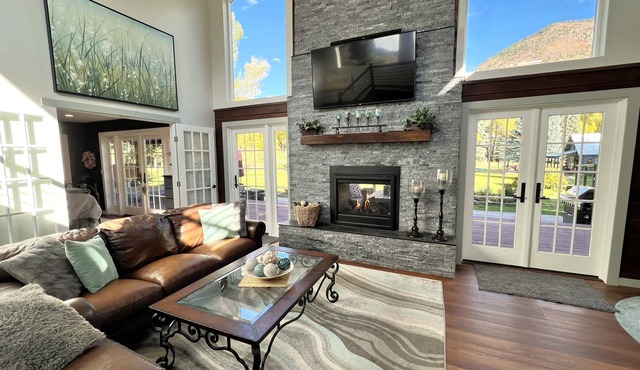 Cabin with Hot Tub, Pickleball Court, Private Pond, Close to Town and Ski Resort