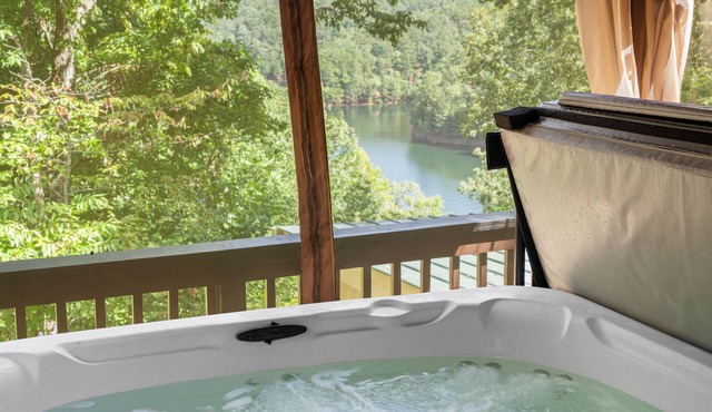 Cabin with hot tub & stunning lake and mountain views throughout