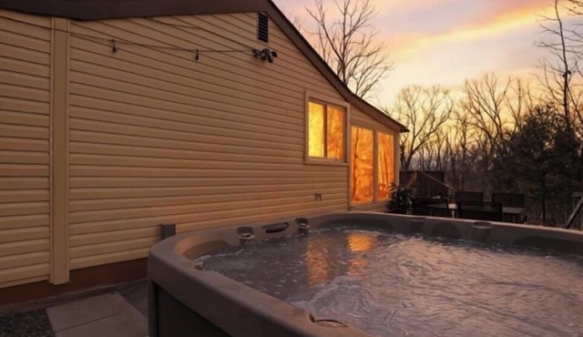 Cabin with hot tub and pool at Pocono Mountains -Shawnee/Camelback