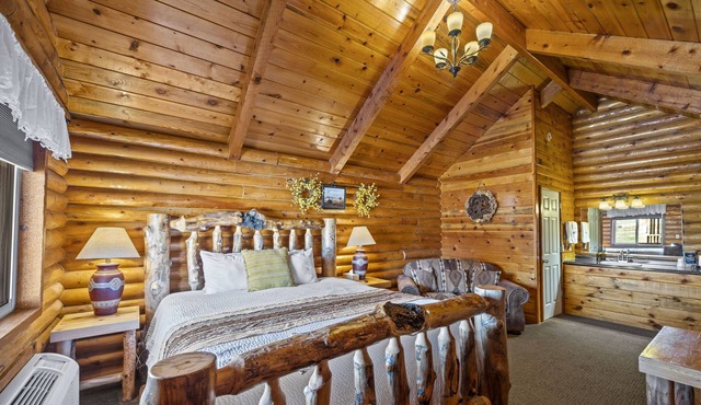 Cabin with King Bed at Bryce Canyon Log Cabins