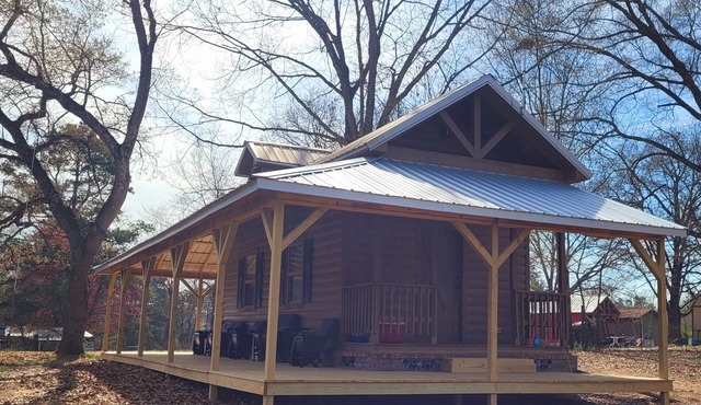 Cabin with loft , 5 miles away from the college of the Ozarks and Ludwig Lake….