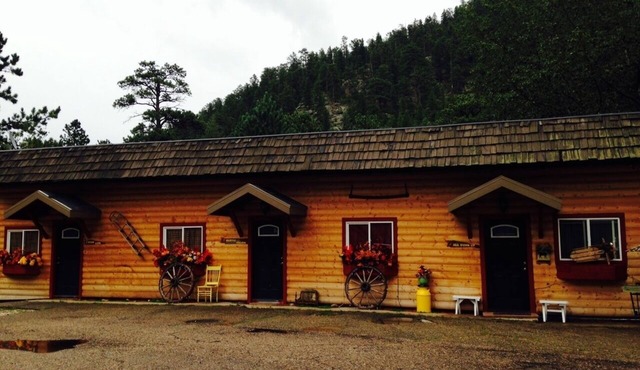 Cabin with private balcony and hot tub 5 min to Estespark and on the river